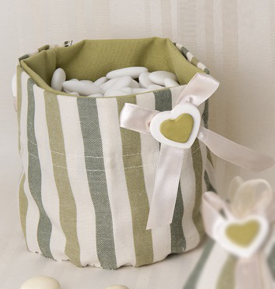 Sacco per confettata a righe verde, verde mela e bianche in tessuto con decorazione in gesso cuoricino